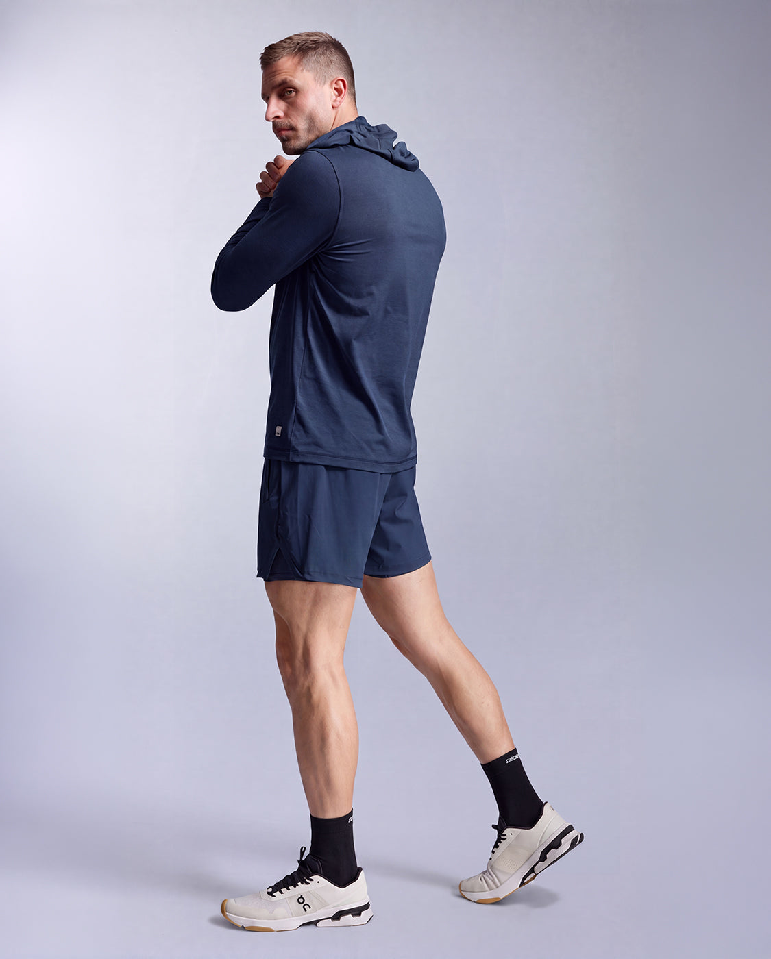 2xu-motion-uomo-felpa-cappuccio-manica-lunga-blu image 3