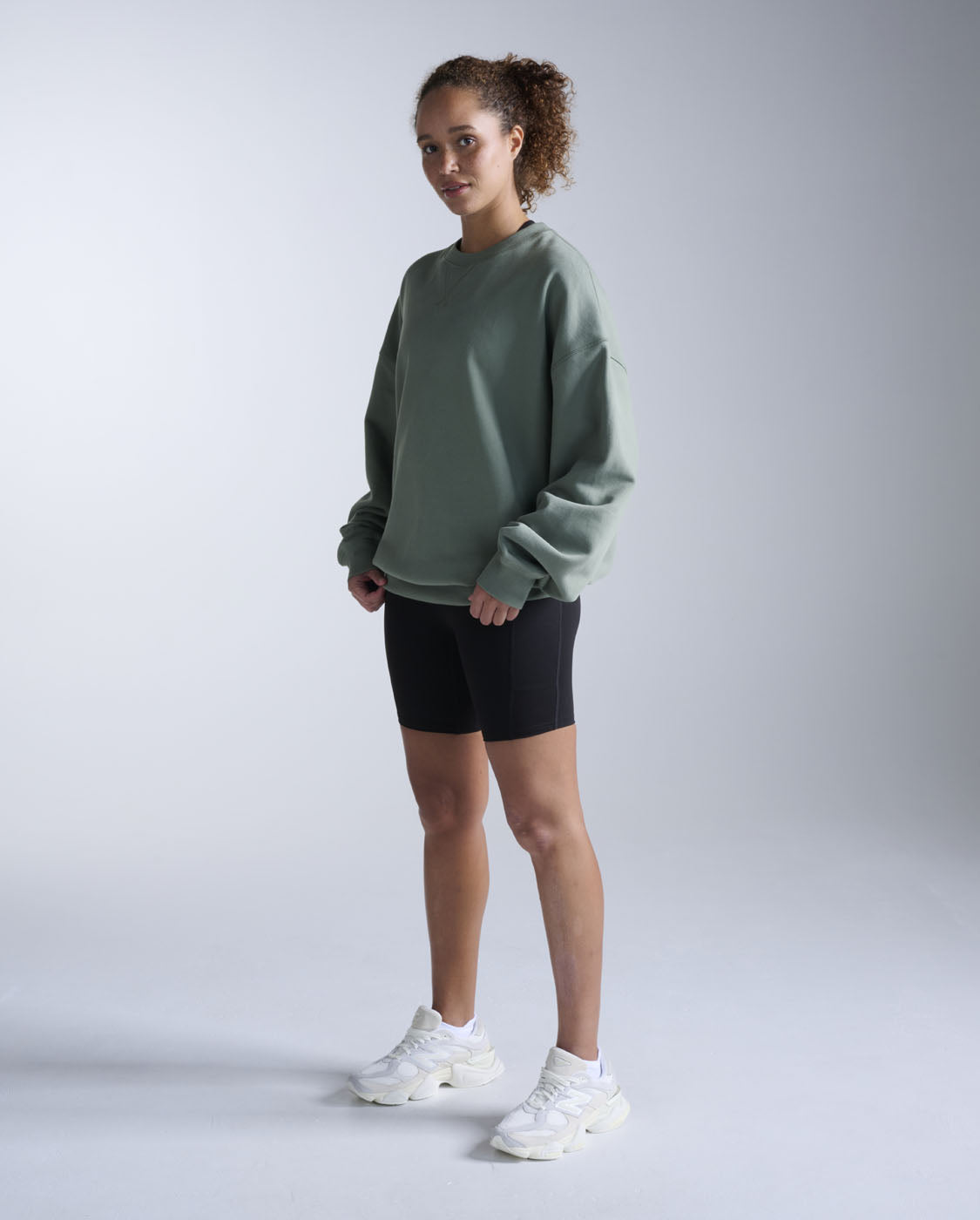 2xu-ez-oversized-organic-cotton-crew-verde-felpa-girocollo-unisex image 5