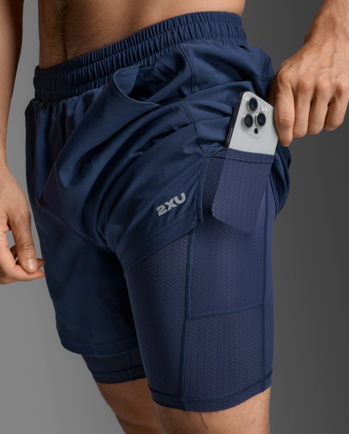 2xu-aero-mesh-2-in-1-shorts-5-pollici-pantaloncini-running-uomo-navy image 8