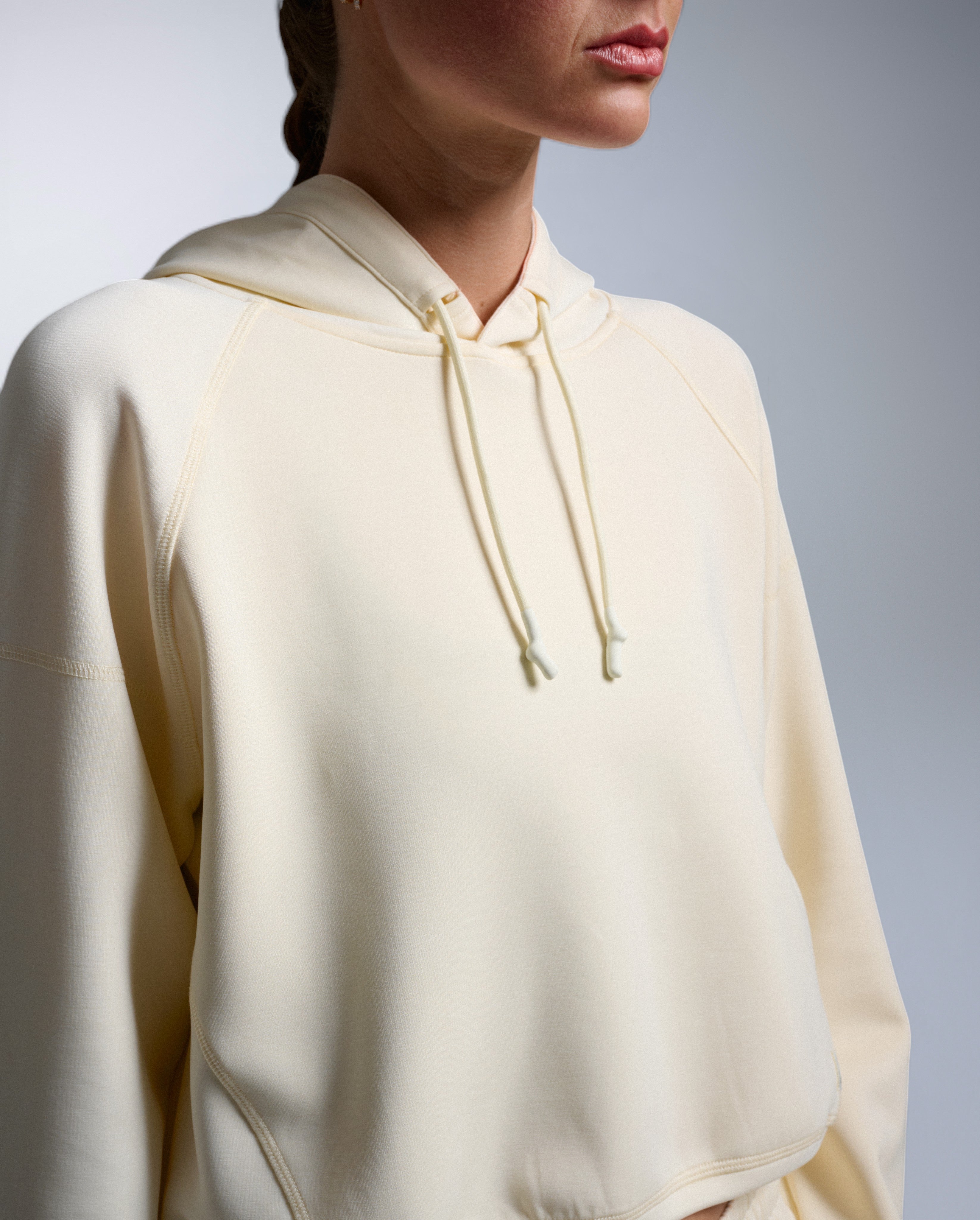 2xu-wonderluxe-sand-washed-cropped-hoodie-donna-beige image 3
