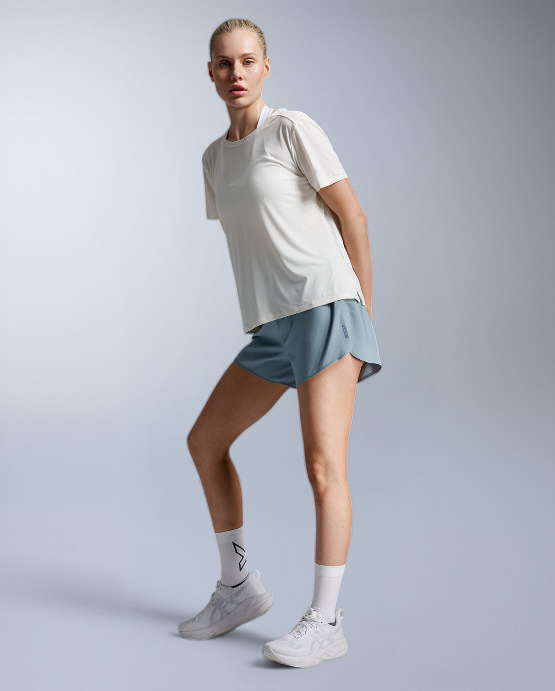 2xu-aero-trail-maglietta-running-donna-beige image 2