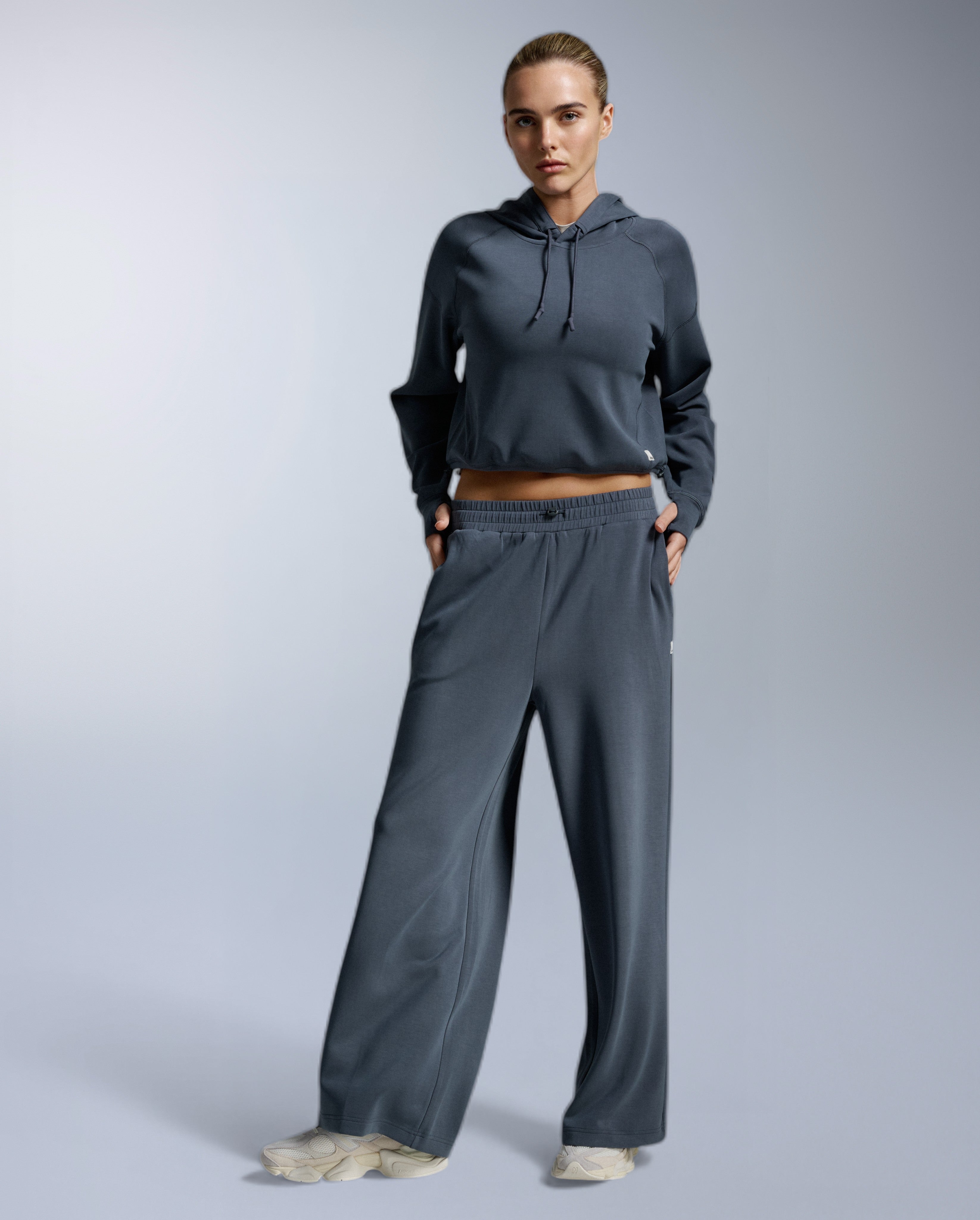 2xu-wonderluxe-sand-washed-cropped-hoodie-felpa-donna-corta-blu image 6