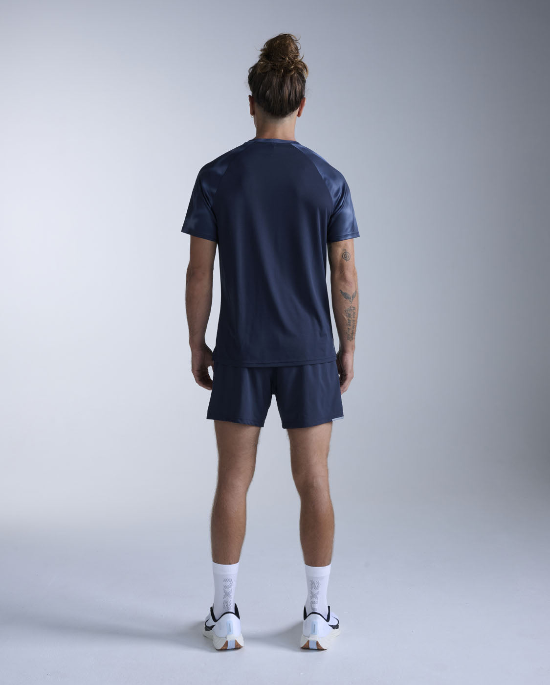 2xu-aero-tee-maglia-running-uomo-blu image 3
