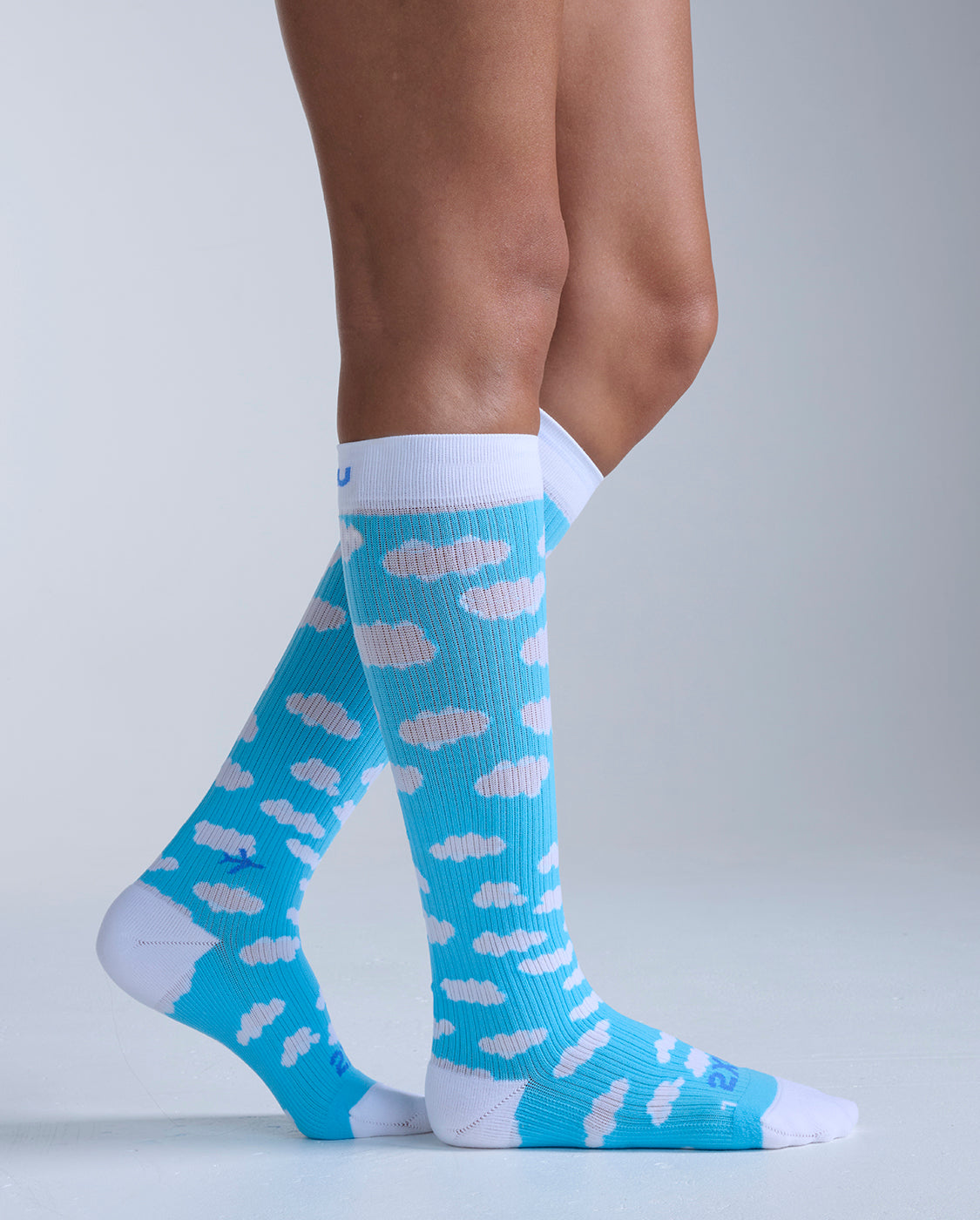 2xu-flight-bamboo-charcoal-compression-socks-unisex image 2