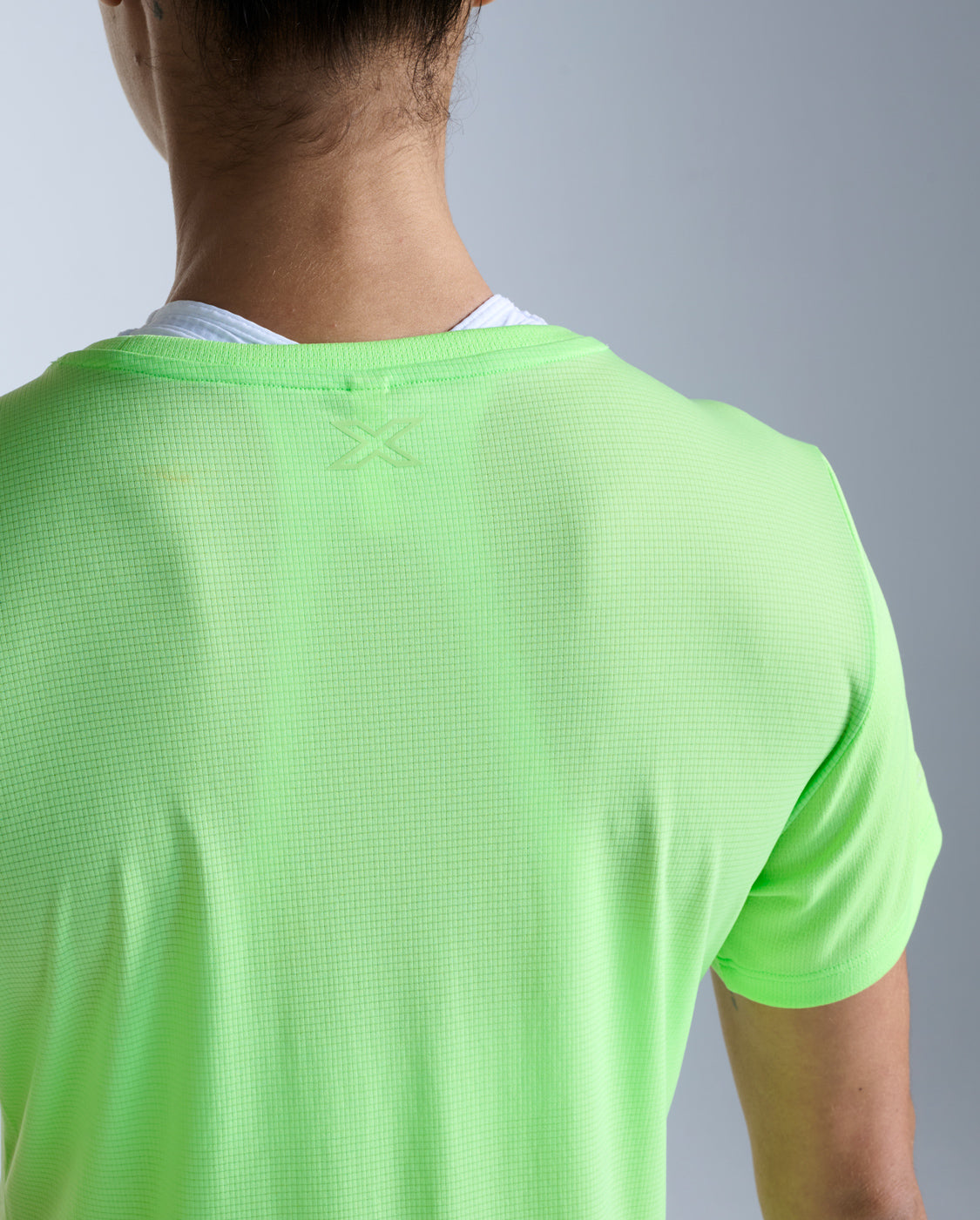 2xu-aero-tee-t-shirt-running-donna-slim-fit-verde image 4