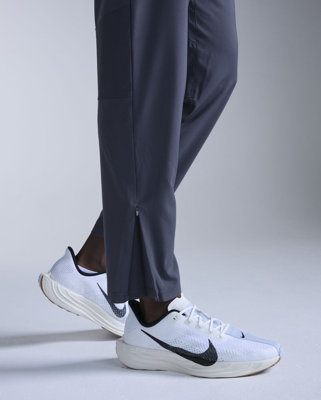 2xu-aero-woven-jogger-pantaloni-running-leggeri-con-zip image 3
