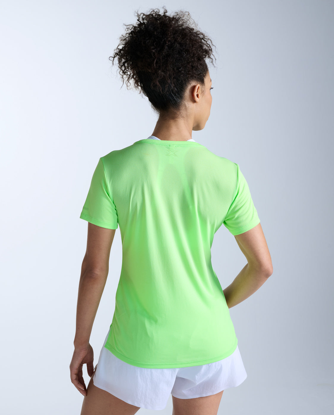 2xu-aero-tee-t-shirt-running-donna-slim-fit-verde image 3