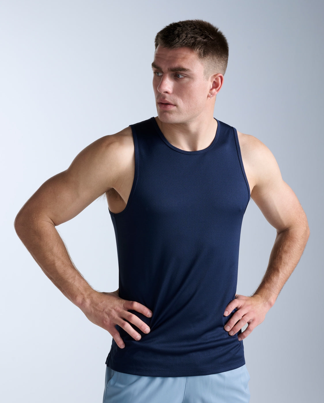 2xu-aero-tank-canotta-running-uomo-slim-fit-blu-navy image 2