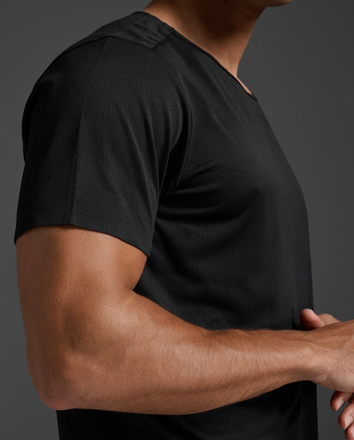 2xu-light-speed-tech-tee-maglia-running-traspirante-nera image 7