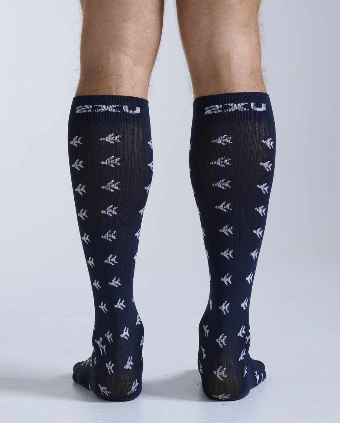 2xu-flight-bamboo-charcoal-compression-socks-calze-viaggio-blu image 5