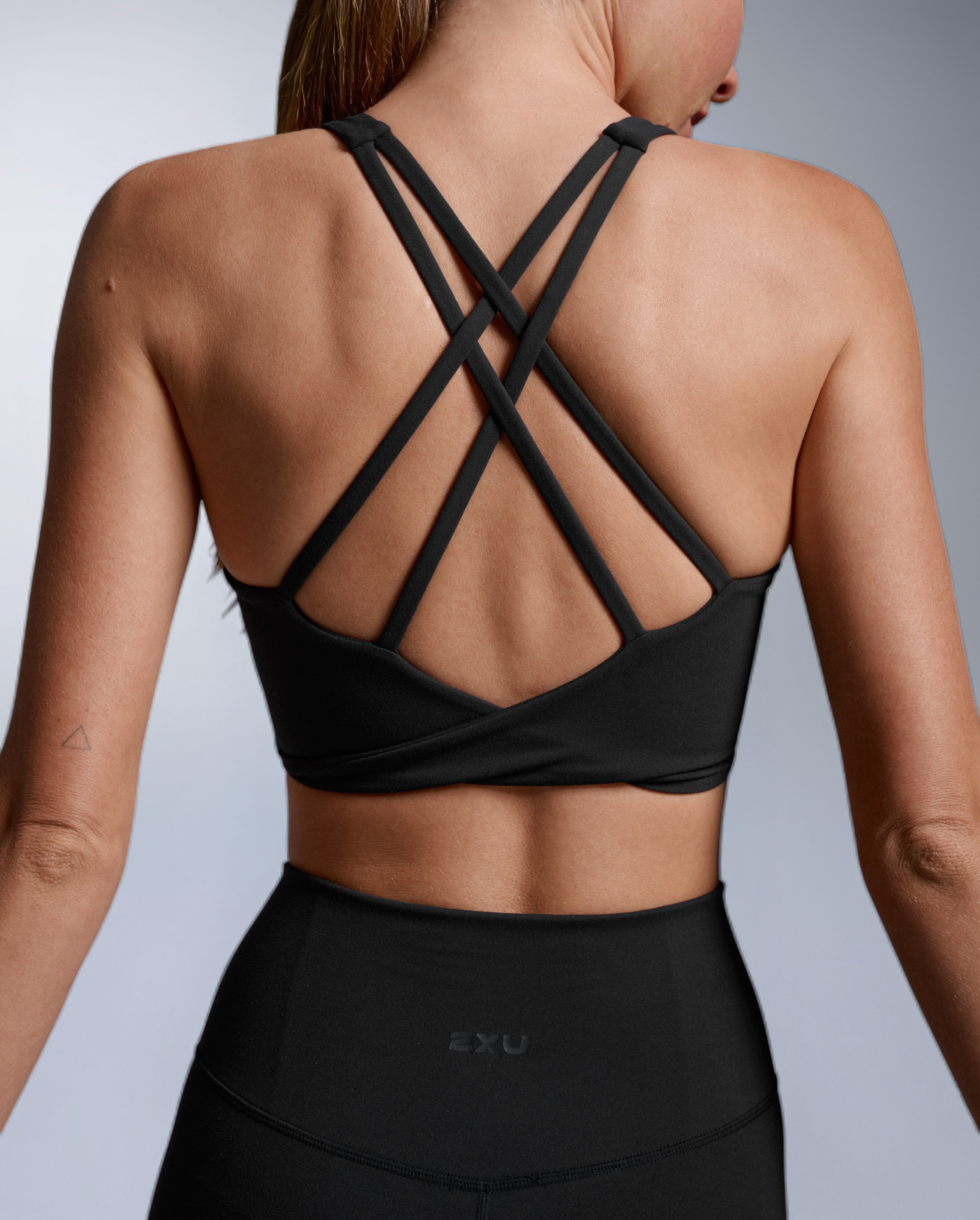2xu-fluid-twist-back-bra-reggiseno-sportivo-nero-basso-impatto image 8