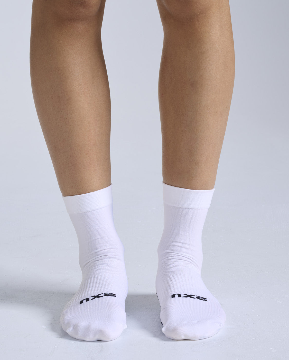 2xu-performance-crew-grip-socks-calze-pilates-crew-bianco-nero image 4