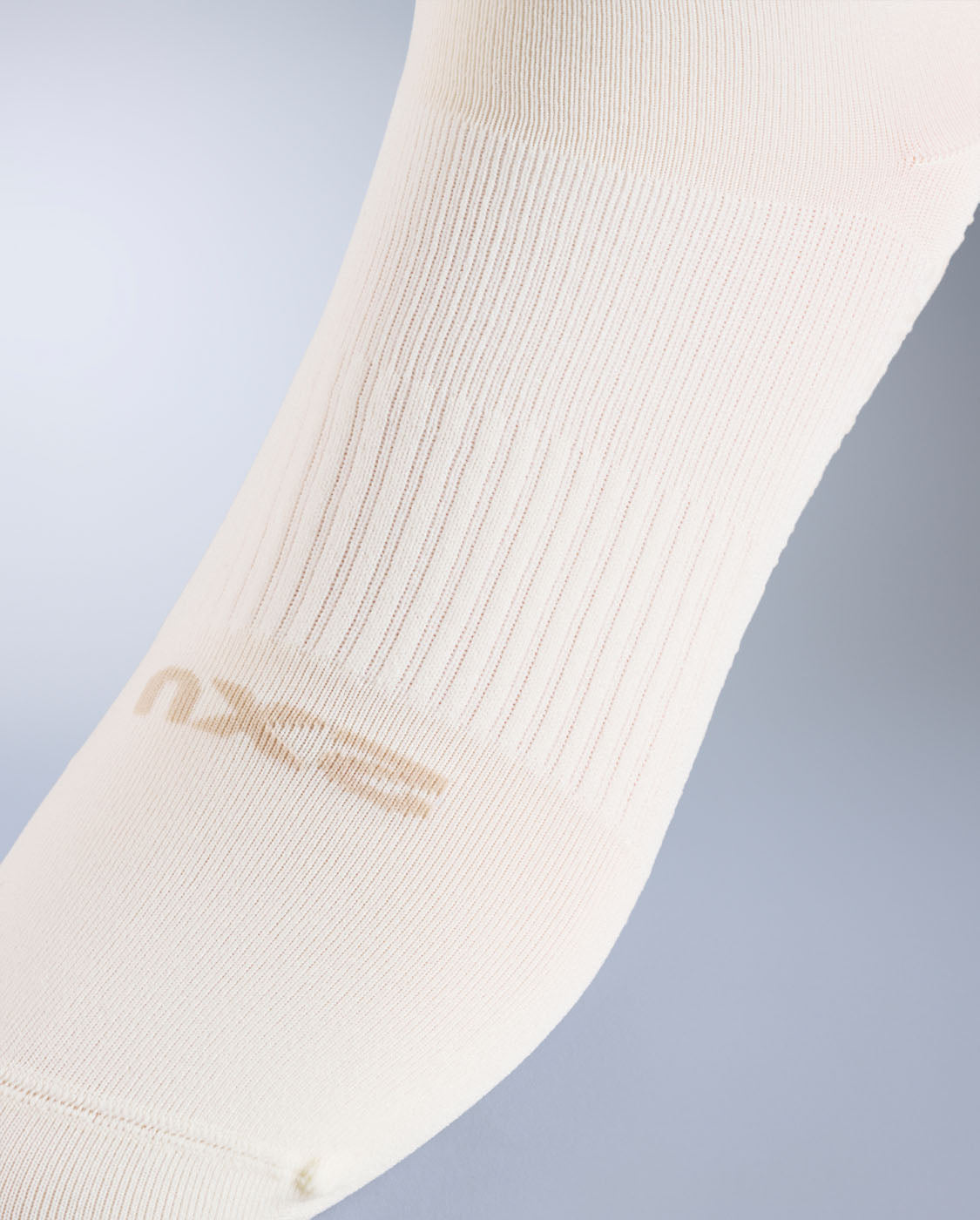2xu-performance-crew-grip-socks-beige-calze-pilates-yoga image 3