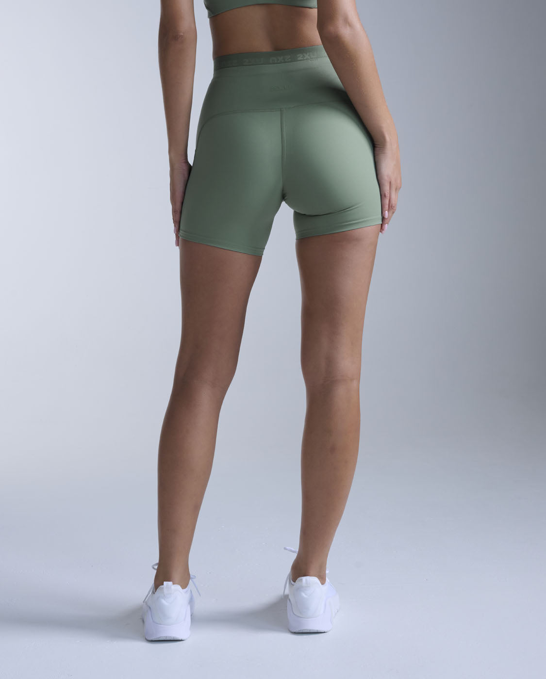 2xu-form-stash-hi-rise-compression-4-inch-shorts-ciclisti-training-verde image 3