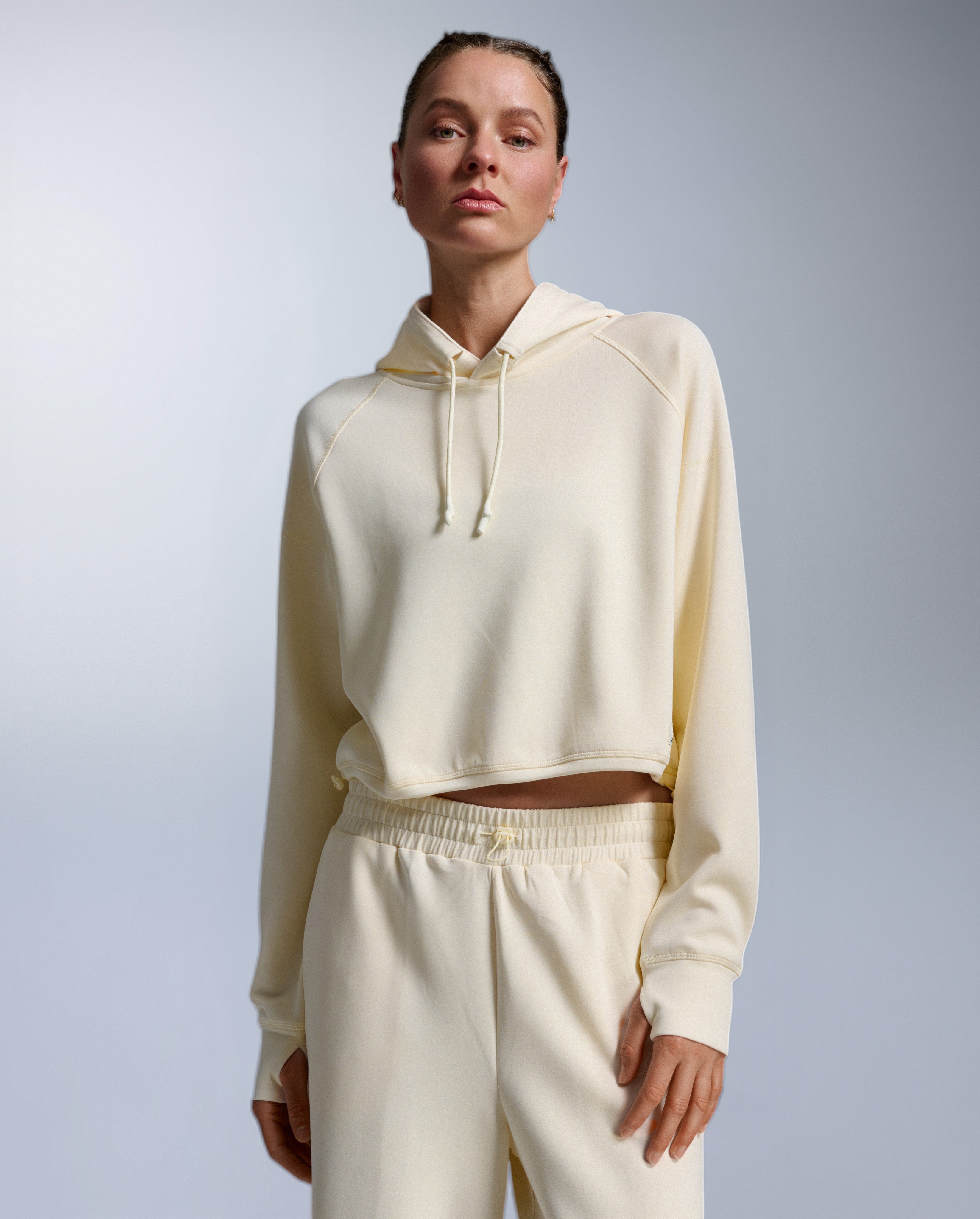 2xu-wonderluxe-sand-washed-cropped-hoodie-donna-beige image 1