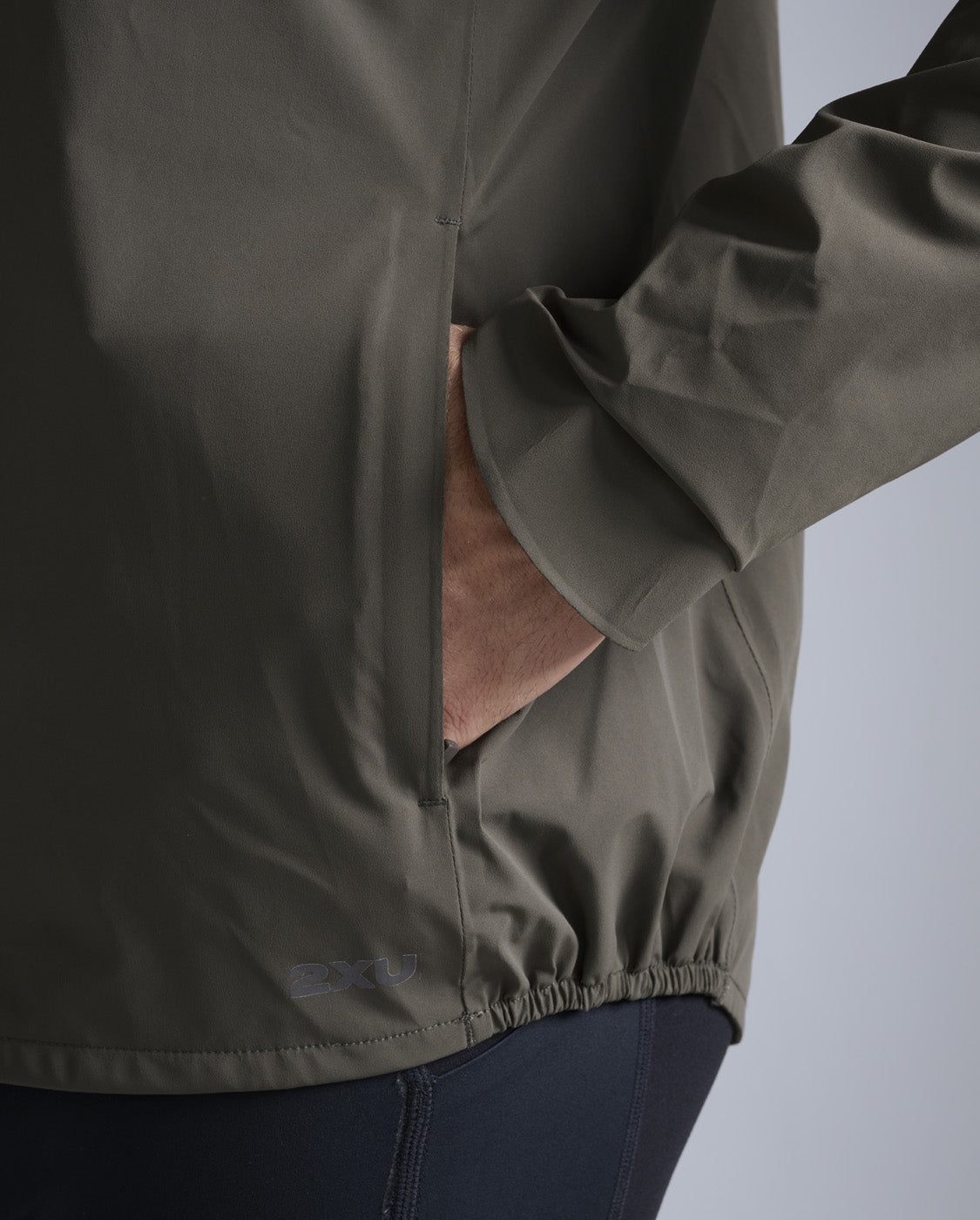 2xu-ignition-shield-waterproof-jacket-uomo-verde-slim image 8